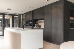 Luksusowa kuchnia w willi, z centralną wyspą wykończoną Dekton Uyuni kC 20 mm, mat