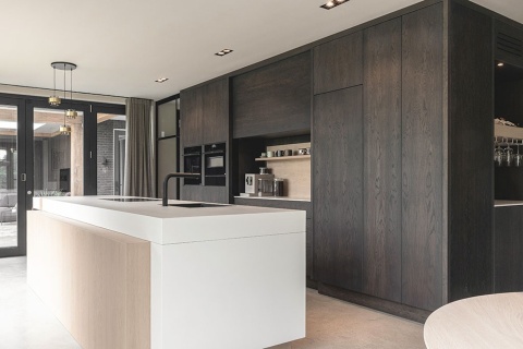 Luksusowa kuchnia w willi, z centralną wyspą wykończoną Dekton Uyuni kC 20 mm, mat