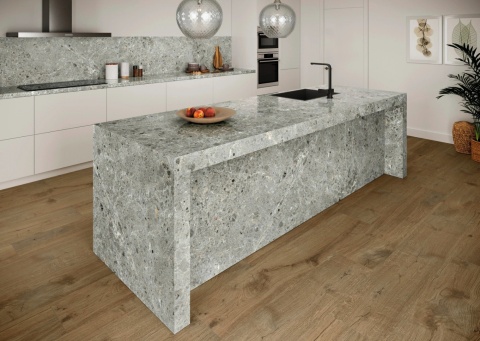 Wyspa kuchenna wykonana ze spieku Artic Gris Grespania Ceramica, wykończenie poler