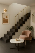 Wnętrze z podłogą i schodami w spieku Grespania Basic Negro, jasne ściany, złote dodatki i kolorowe akcenty