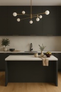 Wnętrze z blatami w spieku Grespania Bianco Supreme i kontrastującymi ciemnymi meblami, elegancka aranżacja