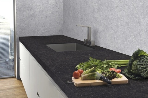 Kuchnia z okładziną ścienną Bluestone Gris Natural 12 mm – elegancka szarość w nowoczesnym wnętrzu