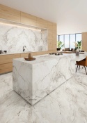 Nowoczesna kuchnia wykończona spiekiem Camoflage Bookmatch Natural z wyspą i ścianą w marmurowym stylu