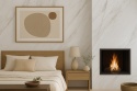 Sypialnia – ściana za łóżkiem lub obudowa kominka w Calacatta, w połączeniu z drewnem i tekstyliami w neutralnych barwach