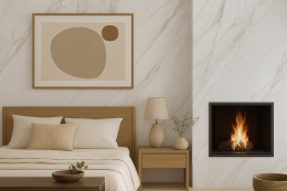 Sypialnia – ściana za łóżkiem lub obudowa kominka w Calacatta, w połączeniu z drewnem i tekstyliami w neutralnych barwach