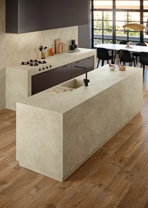 Wyspa kuchenna z beżowym spiekiem Camargue Arena Natural 10.5 mm w połączeniu z drewnianą podłogą