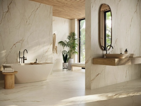 Łazienka w naturalnych tonacjach z okładzinami z Canela Roma Natural i elementami drewna.