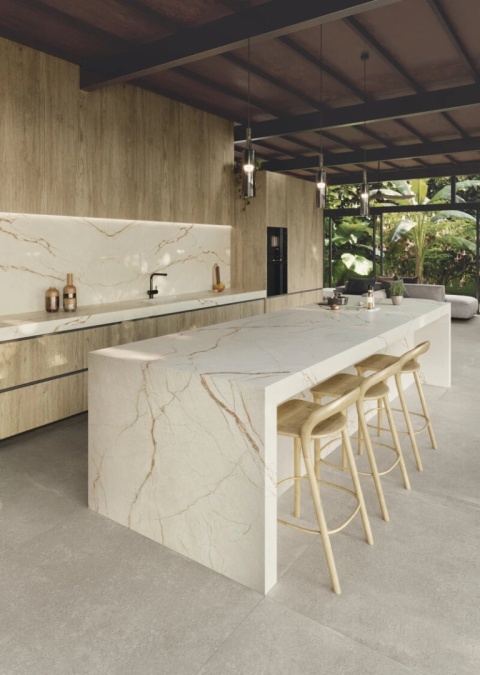 Kuchnia z wyspą i blatem wykonanym ze spieku Canela Roma Natural w naturalnym wykończeniu.