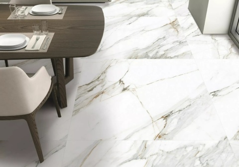 Podłoga w jadalni wykonana z płyt Corinto – białe tło z subtelnymi szarymi żyłami.