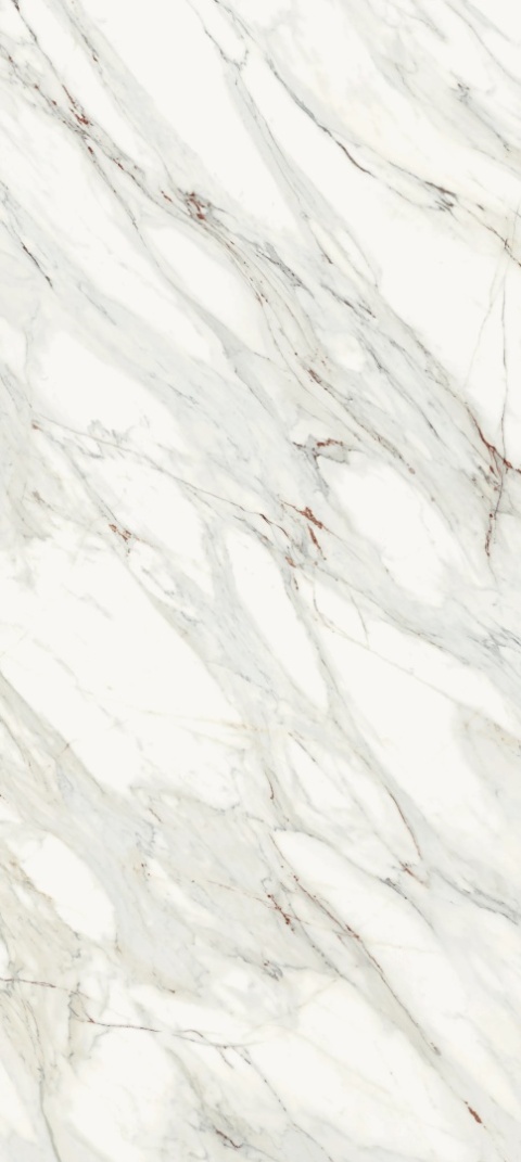 Detal powierzchni spieku Corinto – złociste i szare żyły na jasnym tle.