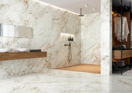 Zbliżenie powierzchni płyty Cuarzo Reno z wyrazistym, złotym użyleniem.