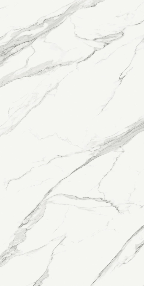 Duży format spieku Estatuario Bookmatch z wyraźnym, lustrzanym układem żył.