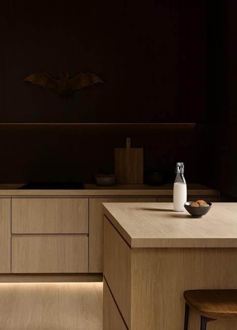 Kuchnia z blatami ze spieku IRATI ABETO, jasne drewno, neutralne światło, styl nowoczesny