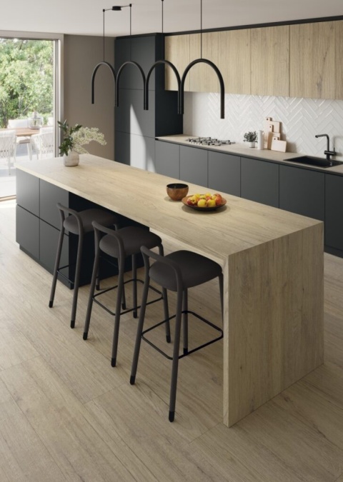 Wyspa kuchenna z jasnym blatem z kolekcji Jungla Cipres o matowym wykończeniu Natural.