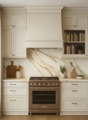 Klasyczna kuchnia ze spiekiem MACCHIA VECCHIA 320×160 cm, neutralne światło, eleganckie fronty i dodatki
