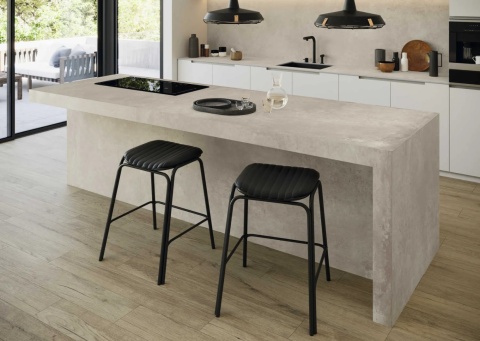 Blat kuchenny z płyty Moma Arena Natural – elegancki beżowy beton w nowoczesnej kuchni.