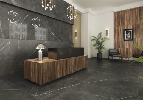 recepcja w hotelu psadzki i sciana za recepcją wyłożone spiekiem  Paladio Marron