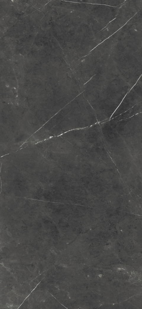 Paladio Marron Poler – połyskliwa powierzchnia o głębokim brązowym odcieniu marmuru.