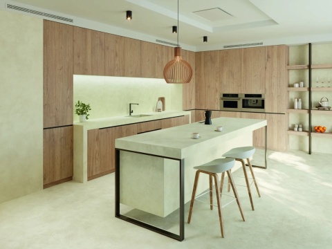 Kuchnia z wyspą wykończoną spiekiem Surface Marfil 12 mm Natural w odcieniu kremowo-beżowym