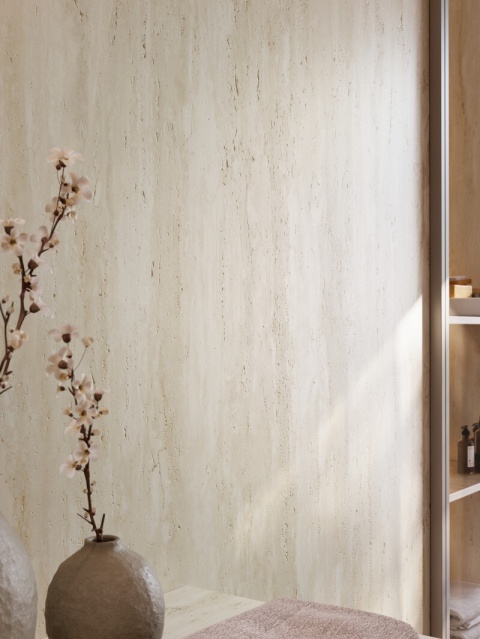 Zbliżenie faktury płyty Travertino Ivory Natural z pionowym użyleniem i realistyczną strukturą kamienia naturalnego