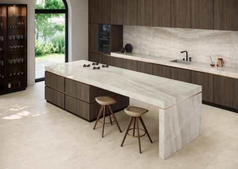 Nowoczesna kuchnia z wyspą i ścianą ze spieku Taj Mahal Bookmatch.