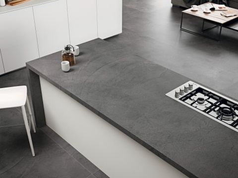 Blat kuchenny z ciemnoszarego spieku kwarcowego Titan Antracita o naturalnym wykończeniu.