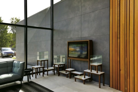 Wnętrze w stylu industrialnym z dużymi panelami ściennymi Titan Antracita w odcieniu antracytu.