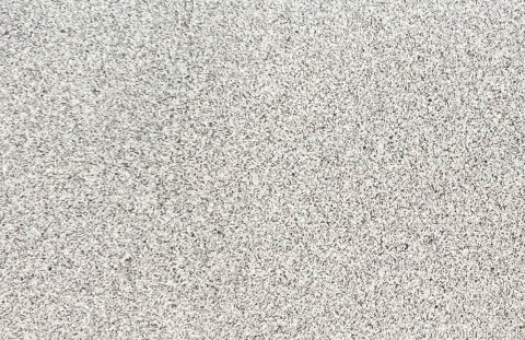 zbliżenie struktury kamienia, z widocznym naturalnym ziarnem i delikatnym połyskiem.