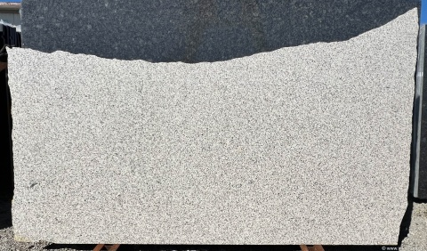 płyta Cristal Cream w wykończeniu polerowanym, ukazująca jednolitą, kremową powierzchnię z subtelnymi beżowymi przejściami.