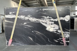 zbliżenie faktury kamienia, ukazujące naturalne przejścia tonów i surową chropowatość