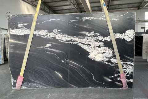 pełna płyta Eclipse w wykończeniu naturalnym, z widoczną strukturą minerałów i nieregularnym rysunkiem powierzchni.