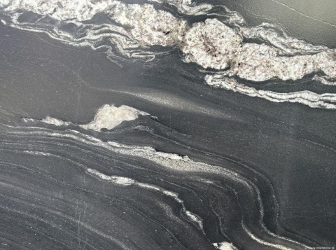 zbliżenie faktury kamienia, ukazujące naturalne przejścia tonów i surową chropowatość