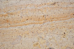 zbliżenie powierzchni ukazujące subtelne przejścia beżu, bursztynu i złota w połyskującej strukturze.