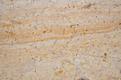 zbliżenie powierzchni ukazujące subtelne przejścia beżu, bursztynu i złota w połyskującej strukturze.