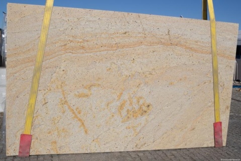 płyta Golden Dream w wykończeniu polerowanym, o intensywnej złoto-brązowej tonacji i dekoracyjnym wzorze żyłek.