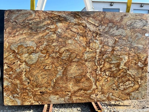 pełna płyta Golden Storm w wersji polerowanej, z wyraźnymi złoto-brązowymi akcentami i połyskiem refleksów światła.