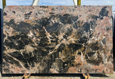 płyta Granite „Granadine” w wykończeniu polerowanym, prezentująca intensywną bazę brązu i złota oraz błyszczącą powierzchnię.