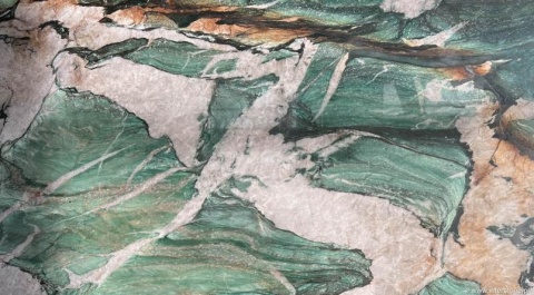 zbliżenie fragmentu kamienia, pokazujące strukturę minerałów i subtelne przejścia kolorów.