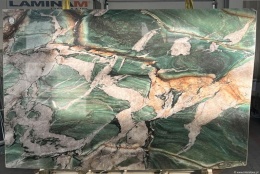 pełna płyta Green Star w wykończeniu polerowanym, z widoczną zielono-szarą tonacją i połyskującą powierzchnią.