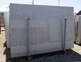 pełna płyta Gris Iberico w wykończeniu polerowanym, prezentująca równomierną, jasnoszarą powierzchnię z subtelnym ziarnem.