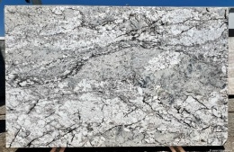 pełna płyta Havana Blue w wykończeniu polerowanym, z intensywną niebiesko-grafitową bazą oraz widocznymi żyłkami