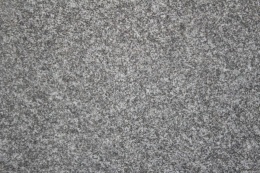 zbliżenie powierzchni, ukazujące drobnoziarnistą strukturę kamienia oraz naturalne niuanse kolorystyczne.