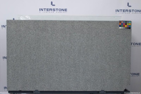 pełna płyta Impala w wykończeniu fiammato, z widoczną, równomierną szaro-grafitową powierzchnią i subtelną teksturą.