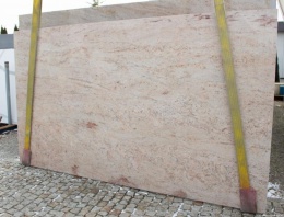 pełna płyta Ivory Brown w wykończeniu polerowanym, ukazująca równomierną powierzchnię w tonacji ciepłego brązu