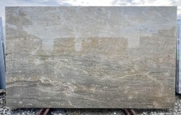 ełna płyta Ivory Gold w wykończeniu polerowanym, o równomiernej, kremowo-złotej powierzchni z subtelnymi złotymi akcentami.