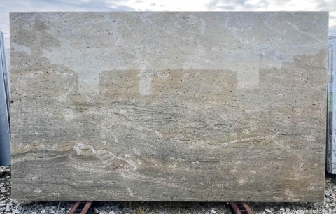 ełna płyta Ivory Gold w wykończeniu polerowanym, o równomiernej, kremowo-złotej powierzchni z subtelnymi złotymi akcentami.