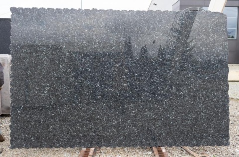 pełna płyta Labrador Blue Pearl w wersji polerowanej, z widoczną metaliczną strukturą i głęboką niebiesko-grafitową bazą.