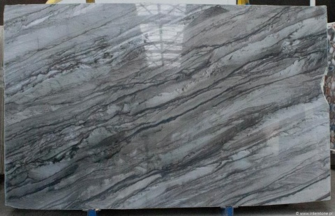 pełna płyta London Grey w wykończeniu polerowanym, z jasnoszarą powierzchnią i subtelnym połyskiem.