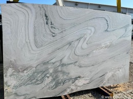 pełna płyta Macaubas Fantasy w wykończeniu polerowanym, prezentująca silny rysunek żył i barwę szaro-zieloną z akcentami kremu.