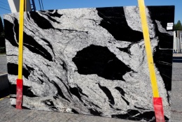 pełna płyta Maori w wykończeniu polerowanym, z głęboką czernią i widocznymi białymi oraz szarymi żyłkami.